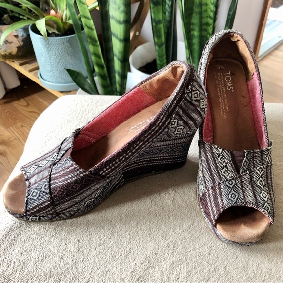 ✨2/$15✨ Shoes: TOMS 3” Wedge, Size 6 🛍 Bundle Me! - Picture 2 of 12